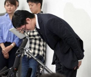 浦田直也　会見　メガネ